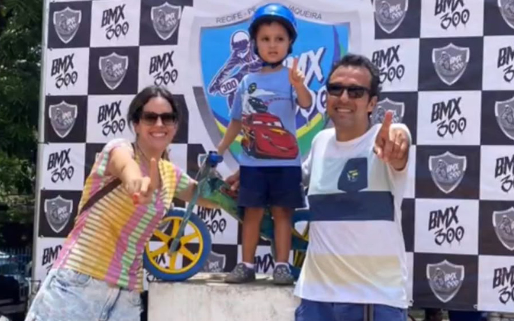 Gabriel com a família no pódio da Copa BMX 300 em Recife/PE