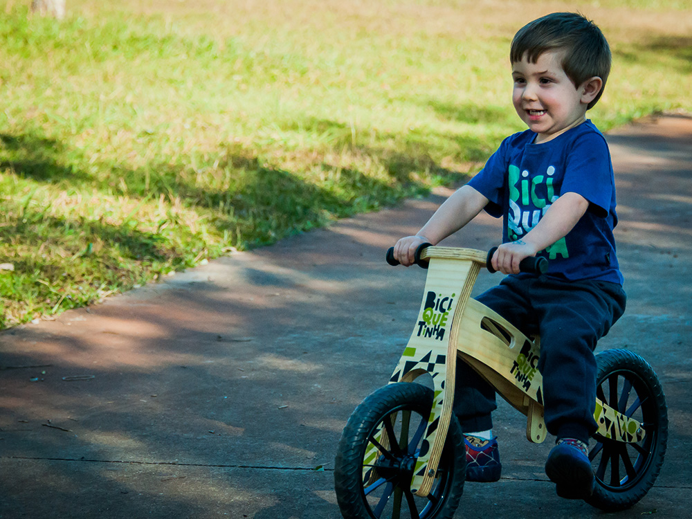 Gabriel andando na Biciquetinha no parque
