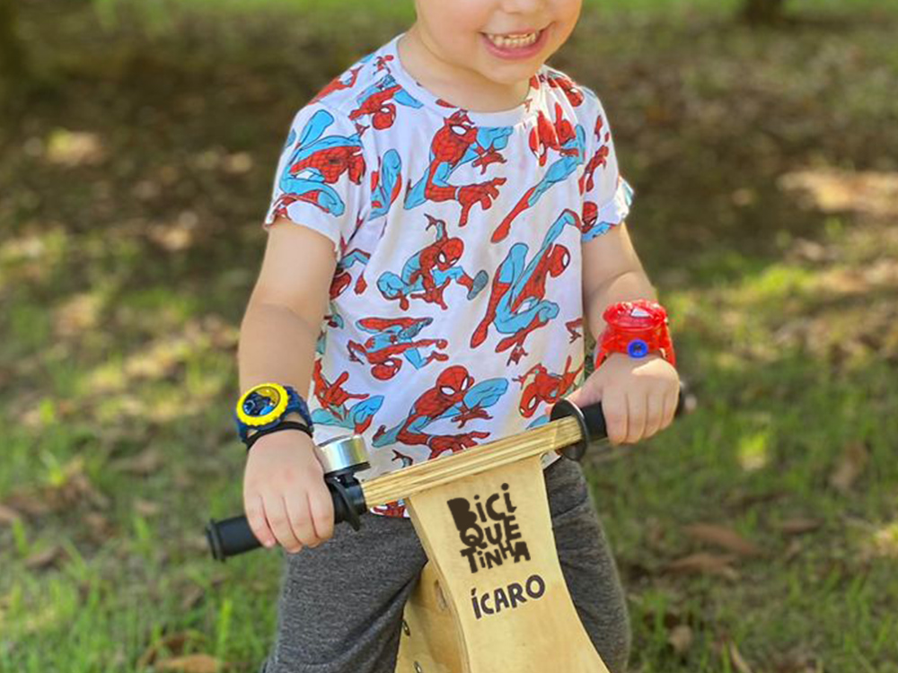 Ícaro com a Biciquetinha personalizada com o nome gravado no garfo
