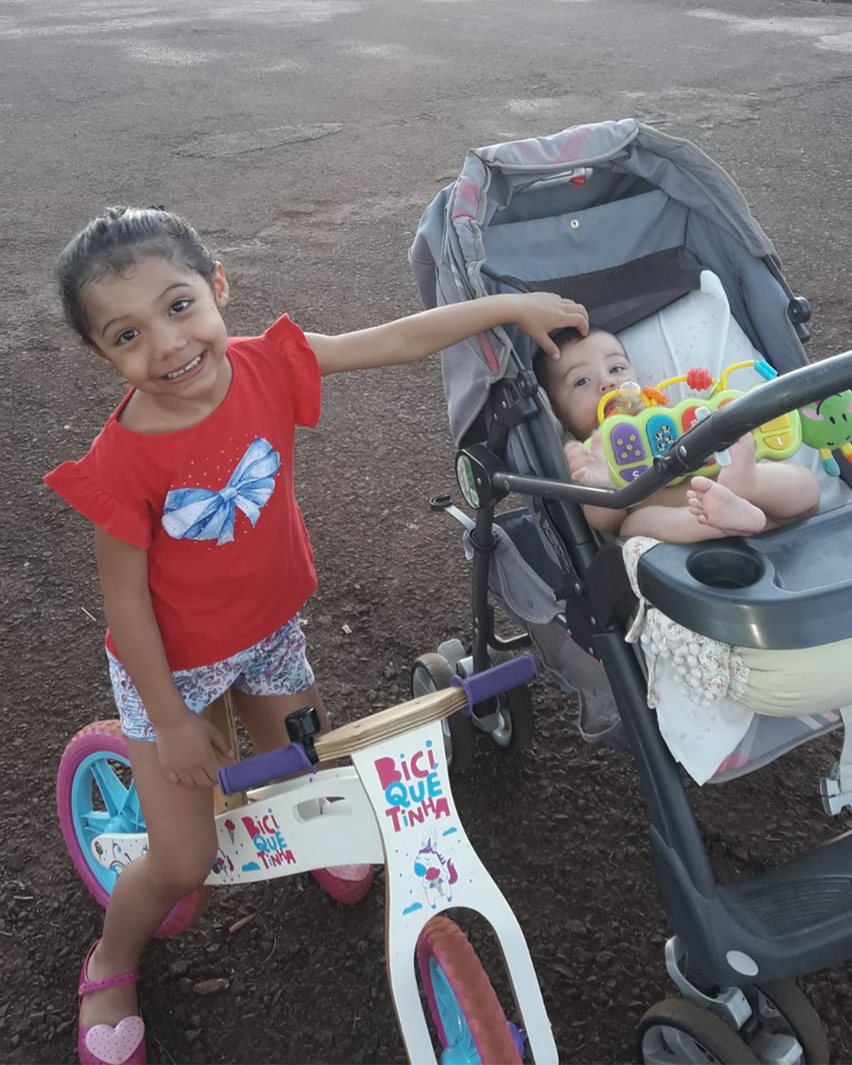 Lívia, 5 anos, usando a Biciquetinha