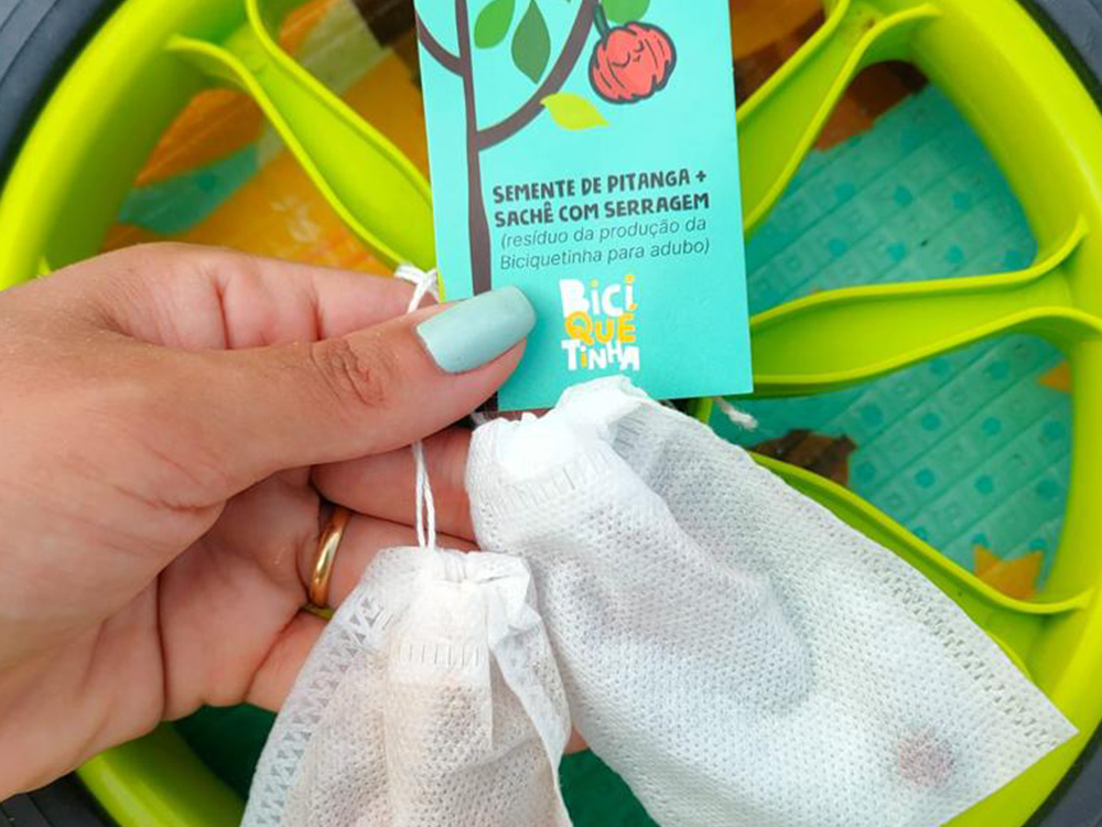 Sachê de serragem com semente de pitanga, resíduo da produção da Biciquetinha